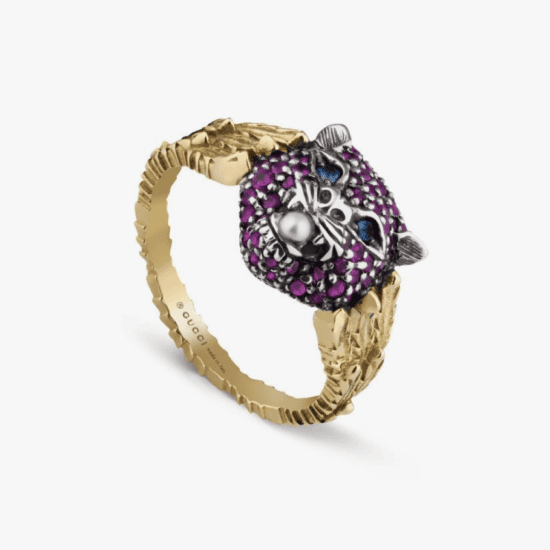 Anillo Gucci Le Marché des Merveilles oro amarillo, plata, rubí, topacio y perla